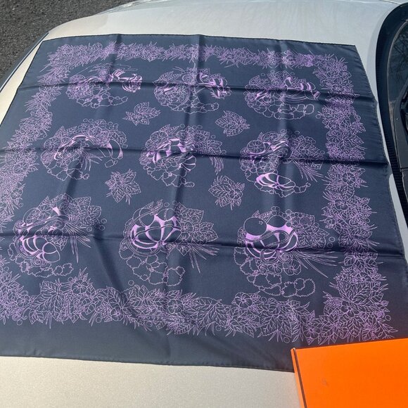 Hermes scarf from 2000, Brand New Never Used in original box, purchased in Paris - Picture 9 of 11